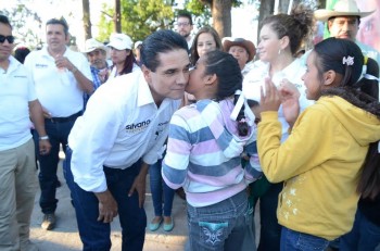 Silvano Aureoles beso niña