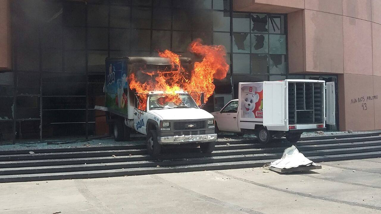 coche incendiado congreso Guerrero normalistas 2