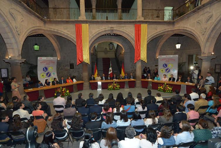 entrega al merito juvenil