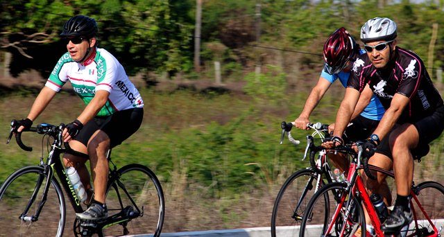 felipe calderon pedaleando en bici