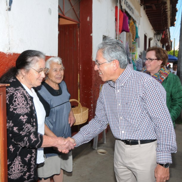 Raras son las fotos oficiales de Jara "conviviendo" con los michoacanos comúnes