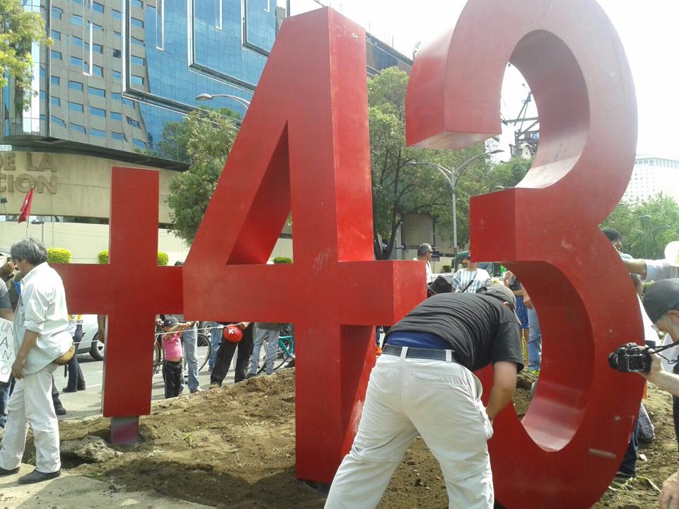 monumento 43 normalistas México