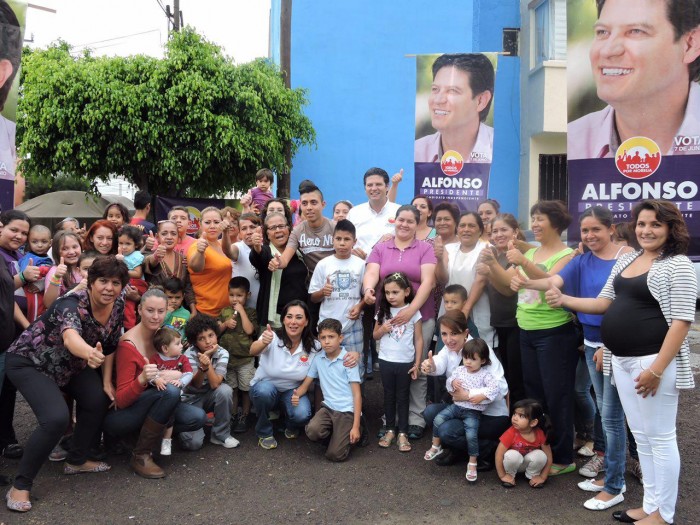 Alfonso Martínez en reunión con colonos 1