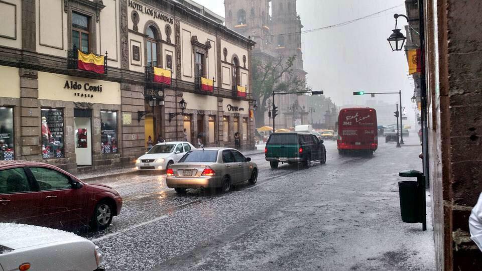 Morelia granizada lluvia Catedral Madero