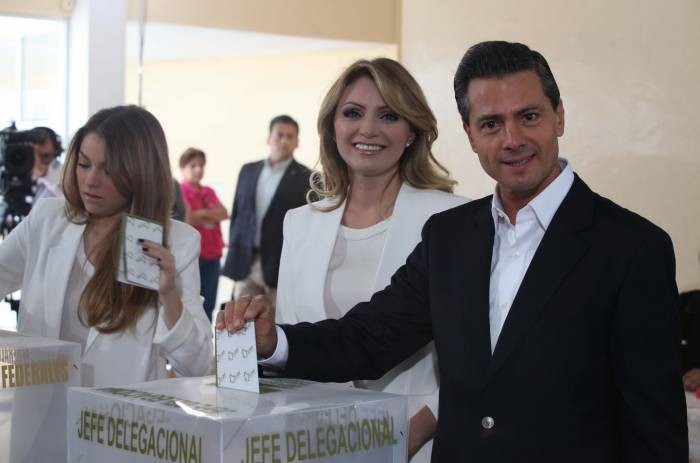 Acude EPN a votar