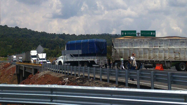 bloqueo-carreteras-Michoacan-camiones-2