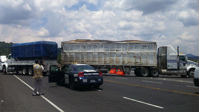 bloqueo-carreteras-Michoacan-camiones