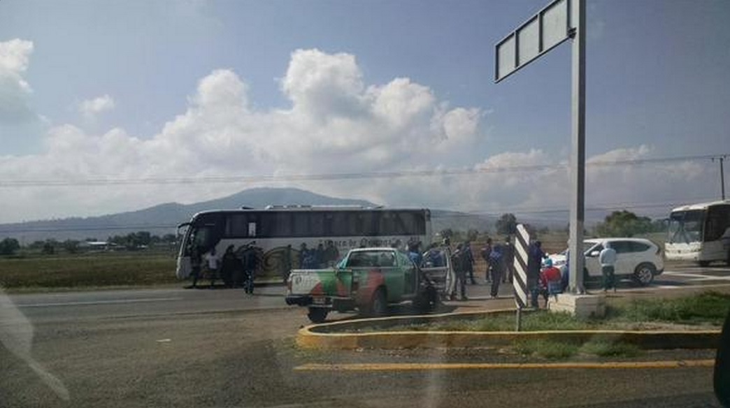 normalistas cuota camiones carretera Michoacan