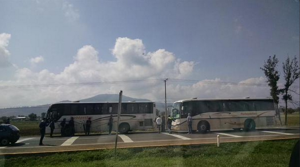 normalistas cuota camiones carretera Michoacan2