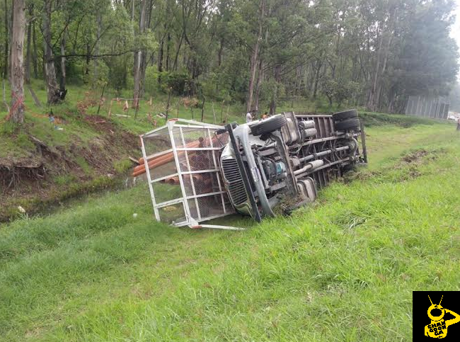 volcadura de camion en la morelia patzcuaro