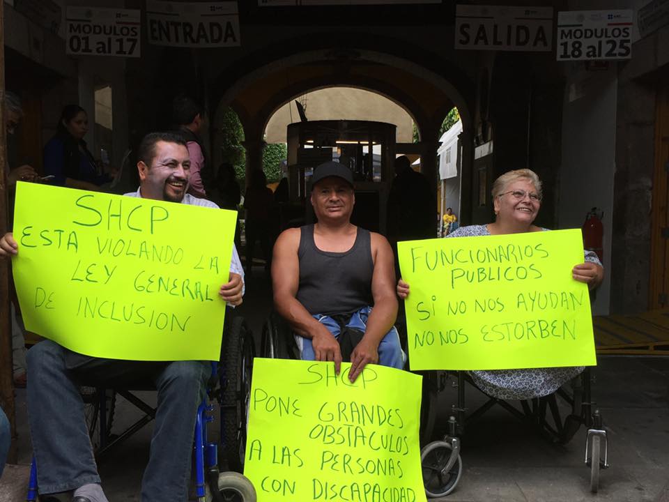 activistas afuera del sat morelia