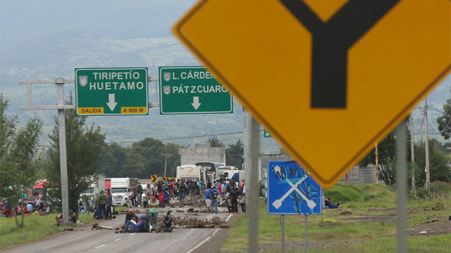 bloqueo-carretera-Patzcuaro-Morelia-normalistas