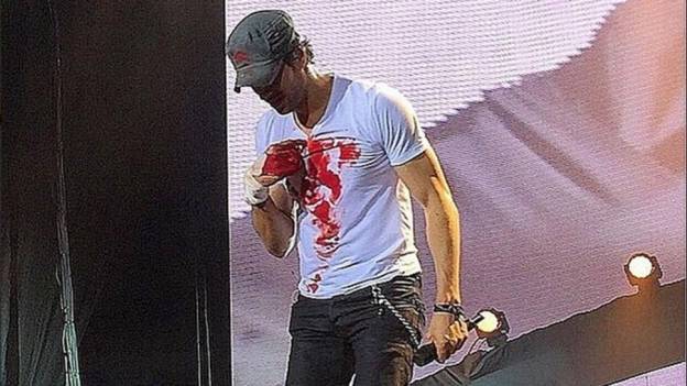 enrique iglesias accidente dedos