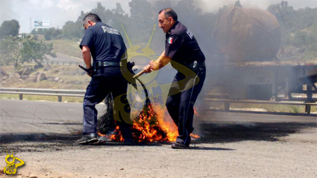 federales-retirarn-llantas-quemadas-por-normalistas-Tiripetio