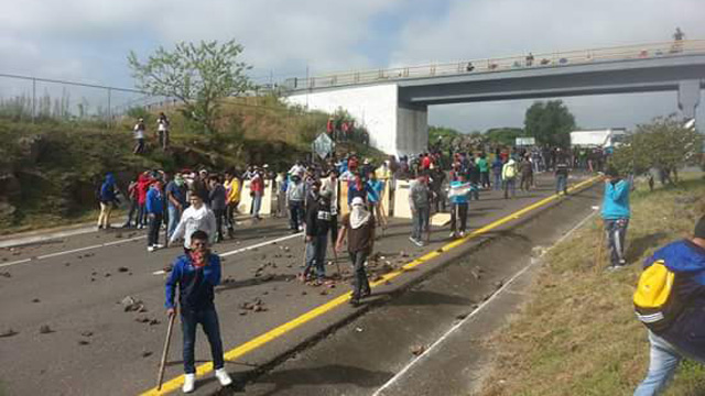 normalistas-armados-carretera-Tiripetio