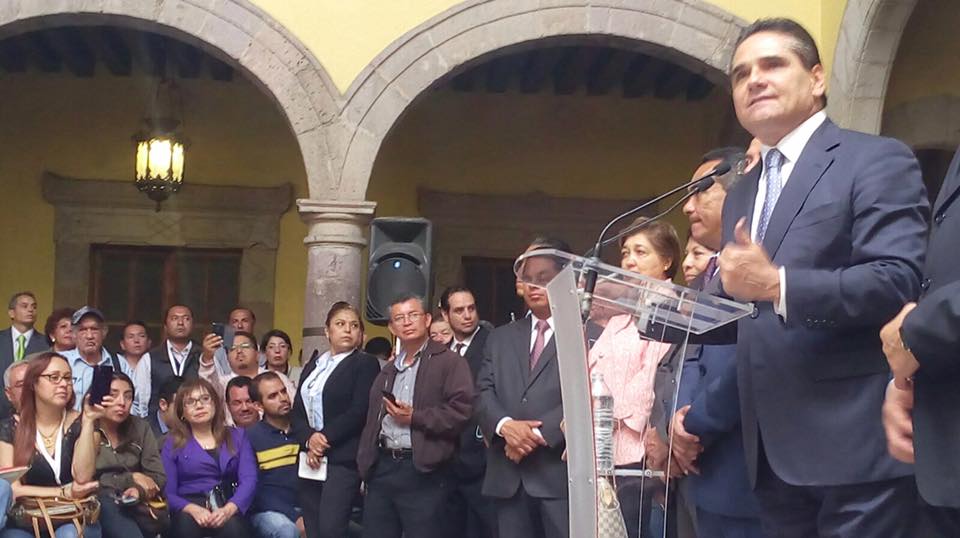 silvano aureoles en entrega de constancia