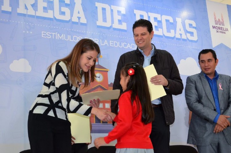 Ayuntamiento De Morelia Entrega 400 Becas De "Estímulo A La Educación"