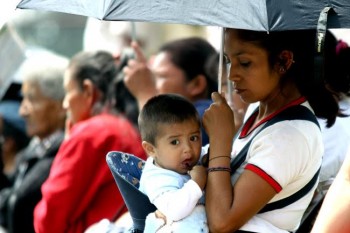 mujer con niño