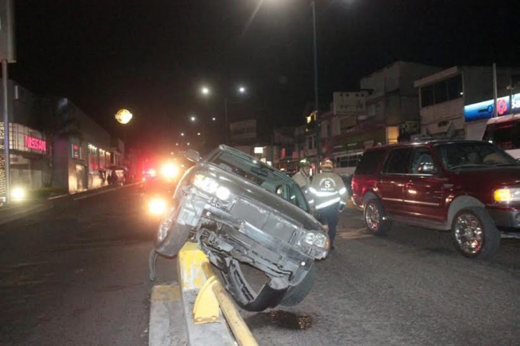 #Morelia Auto Termina Trepado En Barandal Del Puente Vehicular De Tres Puentes 1