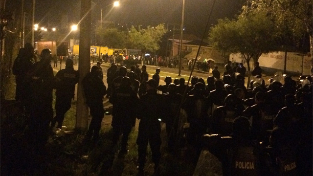 granaderos-noche-carretera-bloqueo-normalistas-Caltzotzin-Uruapan