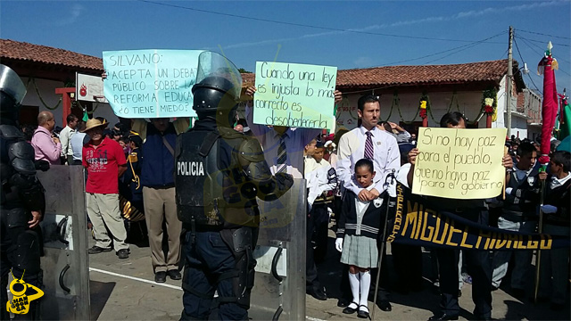 maestros-manifestacion-Acuitzio-granaderos