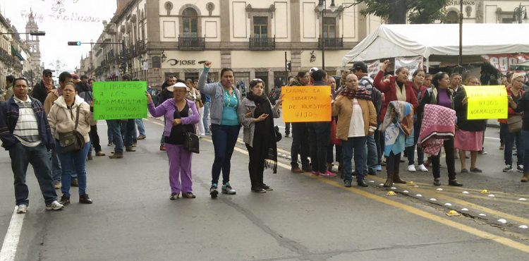 padres-de-normalistas-palacio-de-gobierno