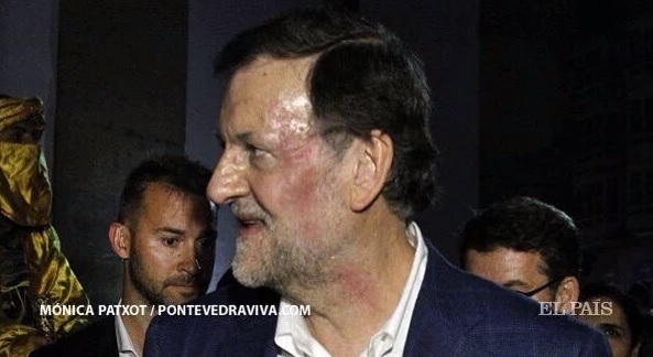 Así quedó Rajoy tras el puñetazo recibido, los lentes se le quebraron /Foto. El País