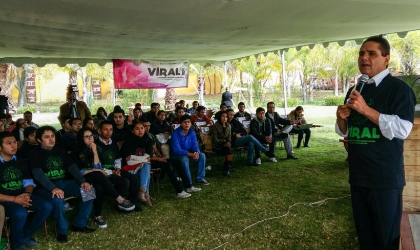 Silvano en un evento de esta mañana con jóvenes morelianos previo a su encuentro con los padres de los normalistas encarcelados / Foto: @GobMichoacan