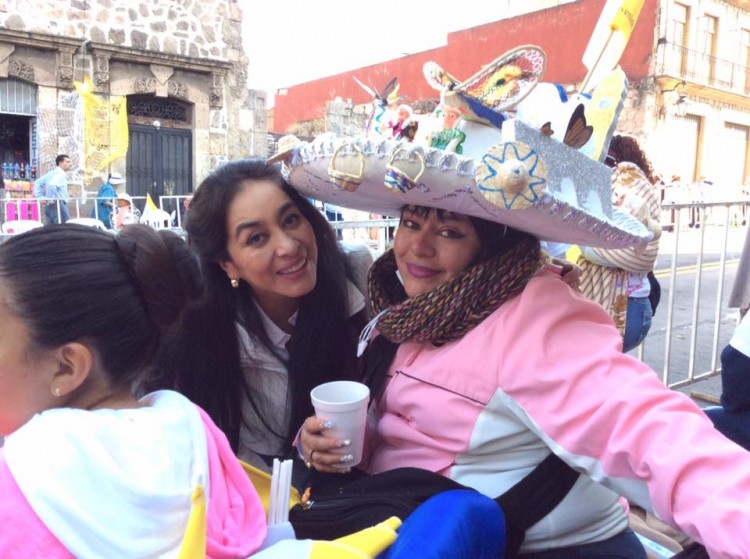 Papa Francisco en Morelia recibe un sombrero_