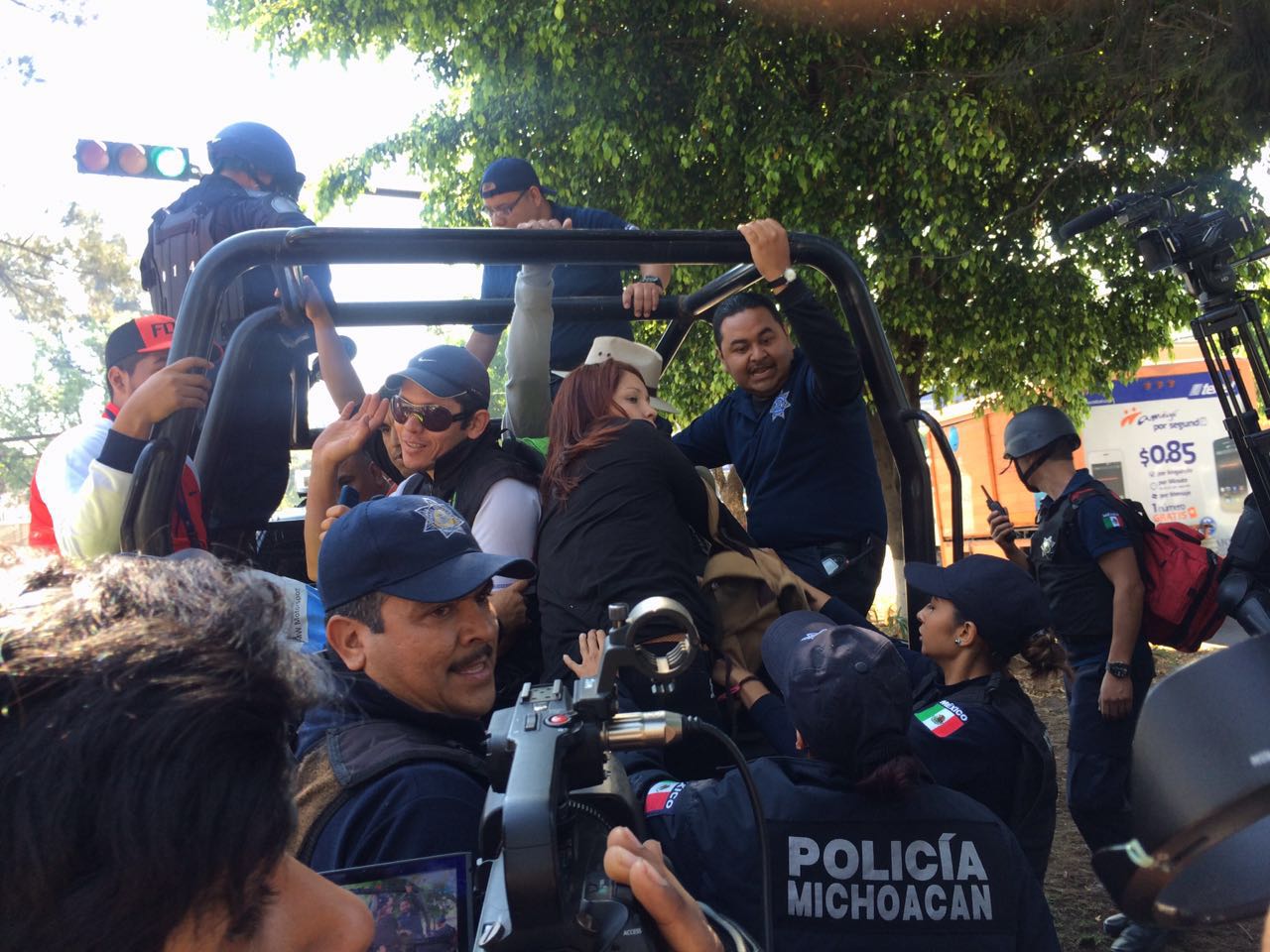 Enfrentamiento CNTE y granaderos 8