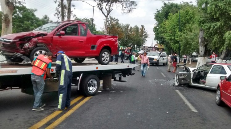 Unidades de rescate de Bomberos Morelia se desplazan al crucero de calle Décima y Av. Madero en atención de un accidente de tránsito con lesionados en la ubicación.