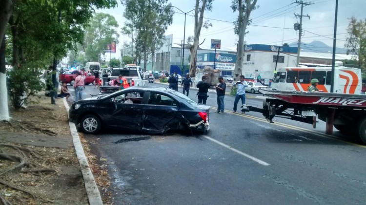 Unidades de rescate de Bomberos Morelia se desplazan al crucero de calle Décima y Av. Madero en atención de un accidente de tránsito con lesionados en la ubicación.