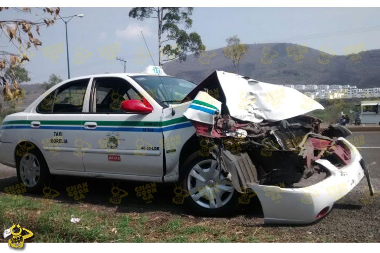 Choque-entre-taxi-y-camioneta