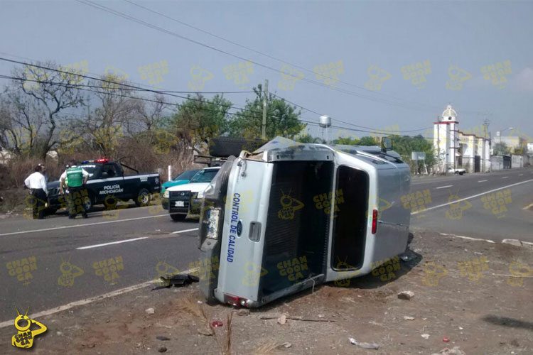 Choque-entre-taxi-y-camioneta-morelia