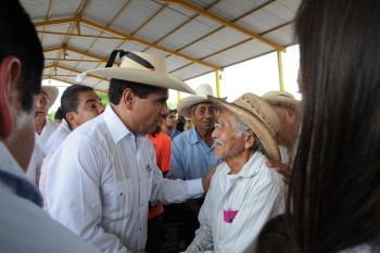 Silvano-Aureoles-saludo-adulto-mayor