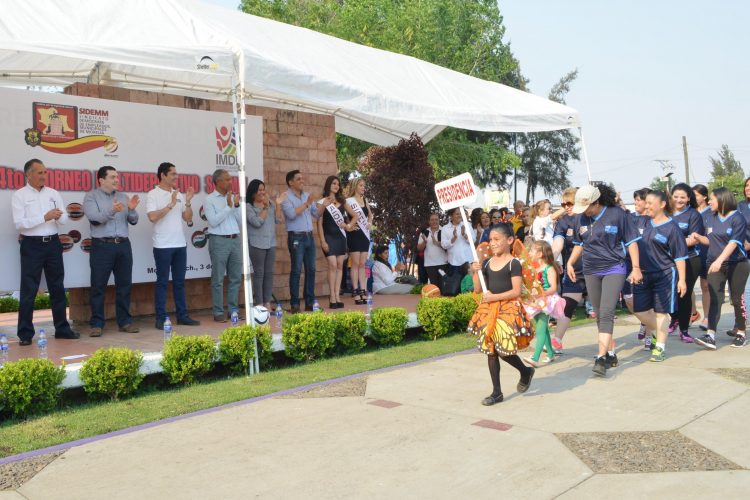 En un ambiente de entusiasmo y compañerismo, el Síndico Municipal, Fabio Sistos Rangel, encabezó la tarde de este martes la Inauguración del 4to Torneo Multideportivo del SIDEMM, en donde resaltó el compromiso de la actual Administración por fomentar el deporte y la sana convivencia entre los trabajadores del municipio. En las instalaciones del Complejo Deportivo Morelos (INDECO) y ante la presencia del secretario general del Sindicato Demócrata de Empleados Municipales de Morelia (SIDEMM), Ernesto Santamaría Reyes, así como del director del Instituto Municipal de Cultura Física y Deporte (IMDE), Gustavo Juárez Bedolla, el funcionario municipal reconoció el liderazgo del dirigente sindical al promover, mediante esta justa deportiva, los principios de unidad y solidaridad entre los agremiados. Tras resaltar el interés del Presidente Municipal de Morelia, Alfonso Martínez Alcázar, por incentivar la reactivación física entre las familias morelianas, conminó a los participantes a “dejar la camiseta en la cancha” y dar su mejor esfuerzo, “que no gane el mejor, sino quien le eche más ganas, hagan más equipo y el que se preparó mejor”, resaltó. En su oportunidad, el secretario general del SIDEMM, Ernesto Santamaría, reconoció y agradeció la disposición del Gobierno Municipal, por respaldar la iniciativa de este Torneo Multideportivo, así como por el convenio signado en fechas pasadas con el IMDE, en beneficios de los inscritos al sindicato. “Esta parte deportiva es, sin duda, una mejora laboral. En los gobierno que anteceden de ninguna forma había deporte para todos y hoy los trabajadores tenemos esta opción, por ello agradecemos a la administración municipal por este apoyo decidido que nos han mostrado”, refirió. Asimismo, el líder sindical agregó que para los trabajadores es fundamental contar con actividades deportivas, pues, dijo, significan la base para tener salud y tener mayor rendimiento en la jornada laboral. En la cuarta edición de la justa participan 25 equipos deportivos en las disciplinas de futbol 7, básquetbol mixto y voleibol mixto, quienes rindieron protesta como integrantes del torneo. Es de señalar que a dicho evento también asistieron los regidores Claudia Leticia Lázaro Medina y Osvaldo Ruíz Ramírez, el director deportivo de Monarcas Morelia, Roberto Hernández Ayala, el presidente de la Liga Estatal de Básquetbol, Jesús Huerta Silva, entre otras personalidades.