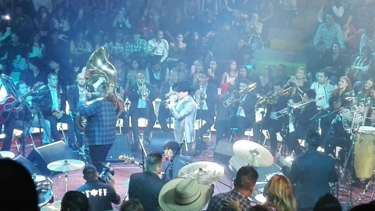 julion alvarez en el centro de espectaculos