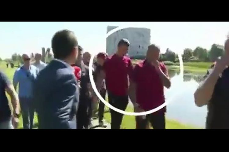 Cristiano-Ronaldo-Se-Enfurece-Y-Lanza-El-Micrófono-De-Un-Periodista-Al-Agua.--2