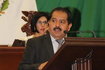 STAFF/@michangoonga Los diputados Juanita Noemi Ramírez, Ernesto Núñez Aguilar y José Guadalupe Aguilera hicieron un llamado a hacer consciencia sobre el impacto ecológico que tiene el uso y derroche de los recursos, así como a reflexionar sobre la cuestión ambiental que se vive actualmente, asumiendo responsabilidades, estudiando la problemática y redefinir mecanismos para emprender acciones desde la iniciativa privada y desde el gobierno que ayuden a minimizar el daño en el medio ambiente. Los legisladores arribaron a la máxima tribuna del estado a dar su posicionamiento en el marco de la celebración del Día Mundial del Medio Ambiente que se conmemora cada 5 de junio, fecha establecida por la Asamblea General de las Naciones Unidas (ONU) para impulsar la sensibilización sobre la urgencia de proteger los ecosistemas, el uso racional de los elementos naturales, así como fomentar la cooperación para que el medio ambiente sea sostenible. En este contexto, la diputada Juanita Noemi Ramírez Bravo integrante del Grupo Parlamentario del Partido Verde Ecologista de México manifestó que de manera equivocada se piensa que el desarrollo sustentable significa reforestar áreas dañadas, cuidar el agua, promover el no circula, pero realmente, a decir de la parlamentaria, el desarrollo sustentable depende del equilibrio entre la sociedad, economía y medio ambiente, a fin de aumentar la calidad de vida de los seres humanos y vivir en armonía con el planeta y con sana economía. Por su parte, Ernesto Núñez Coordinador del Grupo Parlamentario del PVEM señaló que como legisladores se tienen grandes retos en materia de derecho ambiental y acceso a la justicia ambiental, por ejemplo la transición energética; necesidad de contar con mejores patrones de producción y consumo; mal manejo de residuos peligrosos; cambio climático y el calentamiento de la atmosfera; que de no protegerse el medio ambiente no se podrá alcanzar el desarrollo. El diputado José Guadalupe Aguilera integrante del Grupo Parlamentario del Partido de la Revolución Democrática durante su intervención, resaltó que muchos de los ecosistemas de la Tierra están llegando a su punto límite de agotamiento y cambio irreversible, empujado por el crecimiento de la población y desarrollo económico. Para el 2050, de continúan las actuales pautas de consumo, y con una población mundialmente que crece y que se espera que alcance los 9.6 mil millones, se necesitaran tres planetas para mantener los actuales modos de vida y consumo.