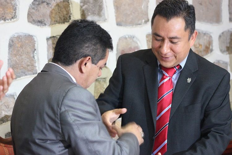 Gumesindo-García-Morelos-Recibe-Presea-Dr.-Josué-Pech-Uh-1