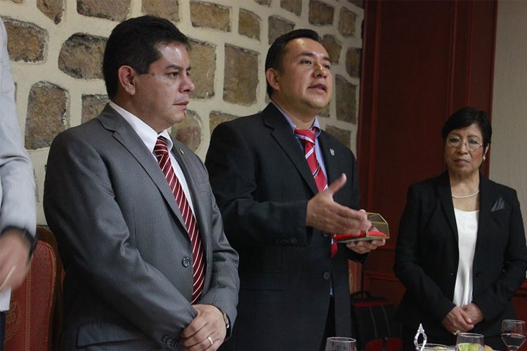 Gumesindo-García-Morelos-Recibe-Presea-Dr.-Josué-Pech-Uh-3