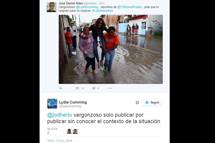 #LadyReportera-Cubre-Inundaciones-en-Puebla-Pero-la-Gente-La-Carga-Para-Que-No-Se-Moje-2