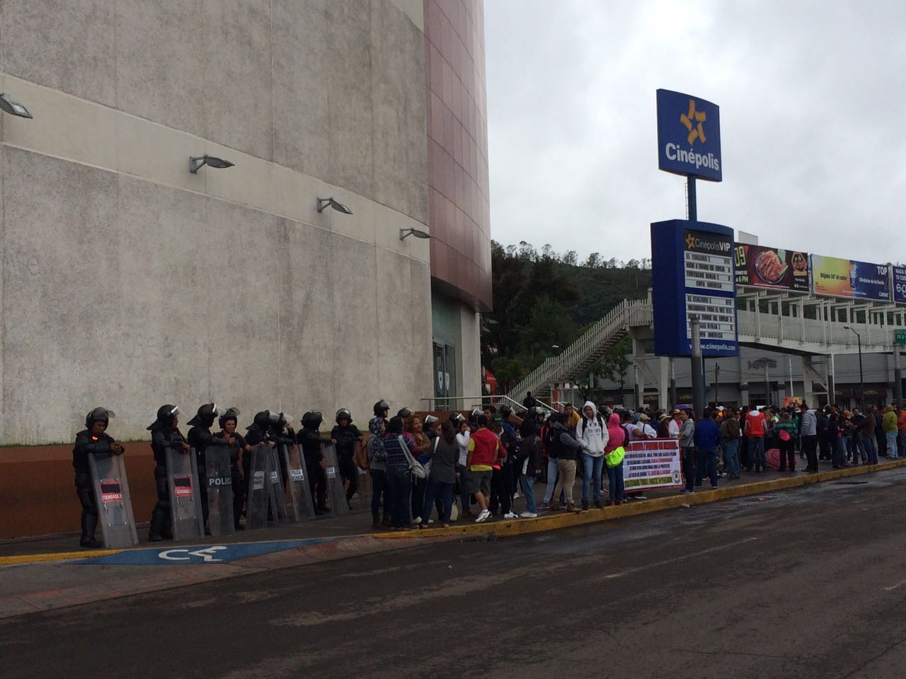 Morelia-CNTE cierra comercios en Las Americas