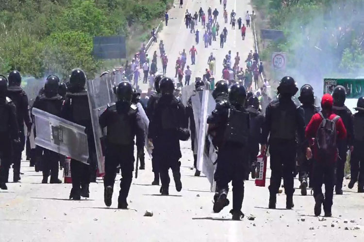 enfrentamiento-granaderos-maestros-CNTE-Oaxaca