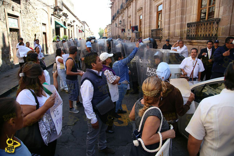 granaderos-manifestantes-Palacio-de-Gobierno-Morelia