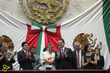 presea-Facultad-Ciencias-Médicas-y-Biologicas-Silvano-Aureoles-Congreso-Michoacan