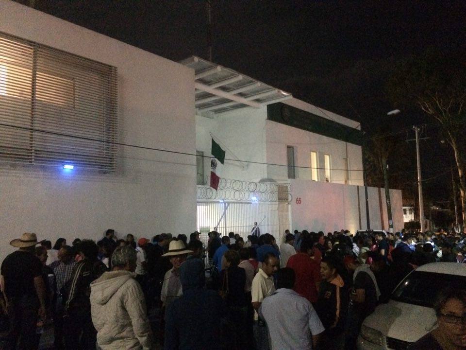 STAFF / @michangoonga Integrantes de la Coordinadora Nacional de Trabajadores de la Educación (CNTE), han reiniciado la protesta en la delegación en Michoacán de la Procuraduría General de la República (PGR), tras la detención de cinco de sus compañeros el día de ayer. Los docentes se encuentran en estos momentos en la calle Batalla Monte de las Cruces, en la colonia Lomas de Hidalgo, en la capital michoacana, donde se ubican las oficinas. Cabe destacar que los integrantes de la CNTE detenidos se encuentran en la delegación de la PGR en Michoacán, donde la empresa Kansas City Southern presentará una denuncia penal contra el magisterio por el delito de Bloqueo a las Vías Federales de Comunicación.