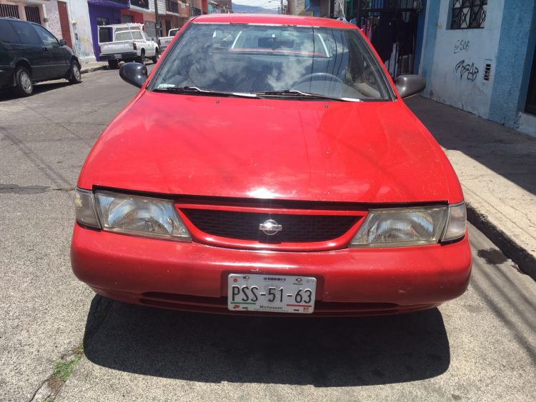 sentra rojo abandonado en Morelia