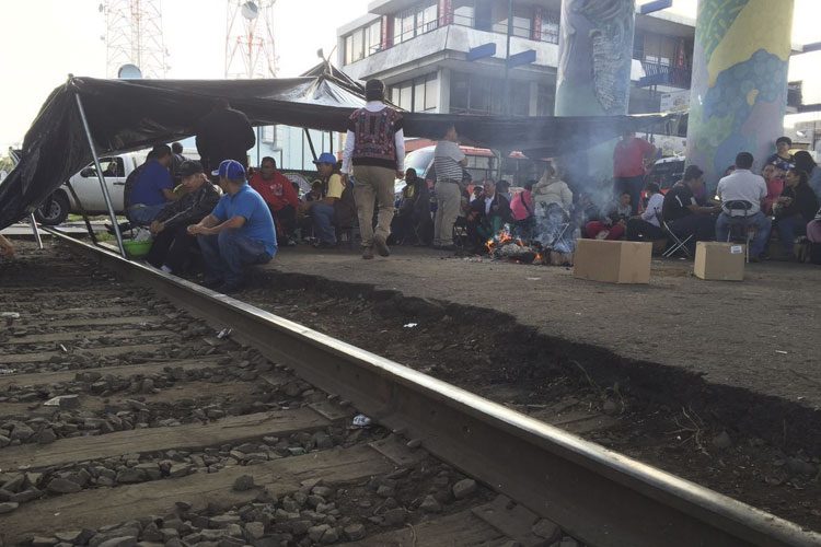 CNTE-bloqueo-vias-del-tren-Morelia-2