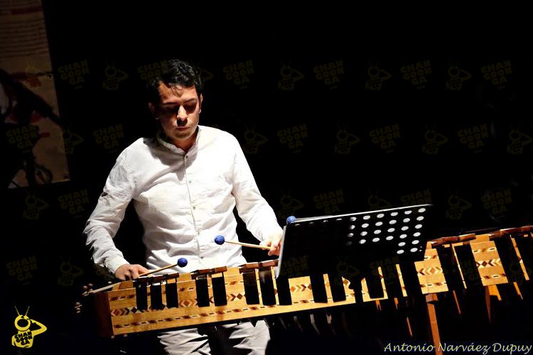 Interesante-mezcla-de-ritmos-de-un-percusionista-moreliano-3